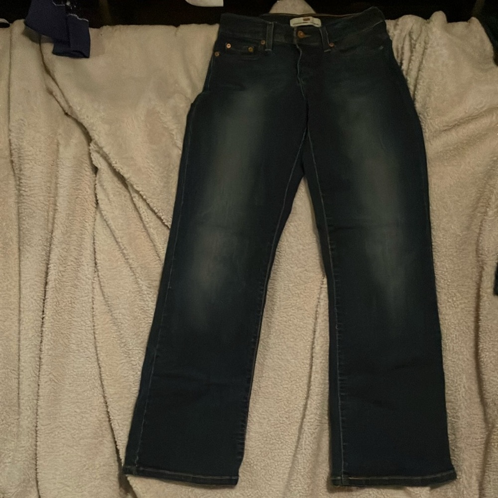 Women’s size 6 red tab Levi’s. Boot cut style. Excellent condition